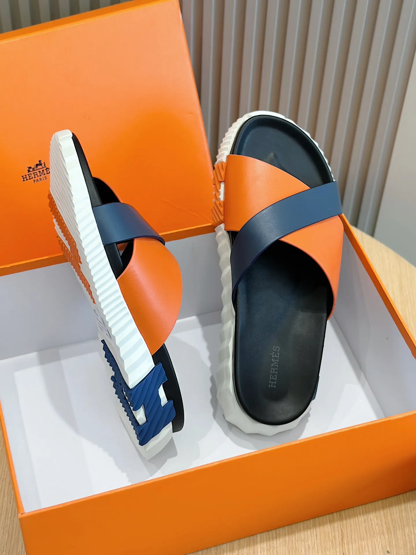 [HERMÈS] Top men's shoes 💰: 340💰 Size: 39-44 (38.45 46 custom-made) Herme*H Home Hermès Men's Sandals and Slippers - Original Replica Purchase the original version and make it one to one, the outsole is privately modeled, and the outsole color corresponding to each color is the same as the original version. Come to those who know the stuff 💪 The ultra-light soles are designed in contrasting colors, and they feel so comfortable on your feet! Calfskin, cowhide feet, private mold outsole.